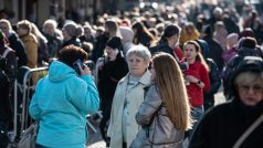 Ukrajinští uprchlíci čekají před dislokovanou pobočkou úřadu práce v Pražské tržnici v Holešovicích.