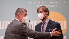 Adam Vojtěch a Andrej Babiš na tiskové konferenci na Ministrestvu zdravotnictví.