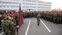 43. výsadkový pluk je součástí Pozemních sil Armády České republiky z Chrudimi odjíždí na misi na Slovensko.