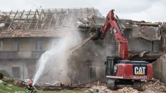 Demolice obecních domů Lužici po zásahu tornádem.