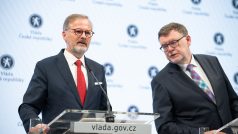 Petr Fiala a Zbyněk Stanjura na tiskové konferenci vlády