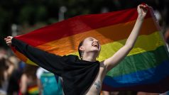 Centrem Prahy prošly v srpnu desítky tisíc lidí v průvodu hrdosti Prague Pride