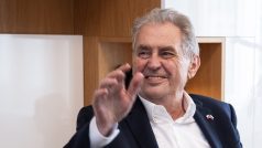 Miloš Zeman ve své kanceláři čeká na Petera Pellegriniho