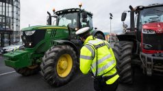 Protestující část zemědělců zaplnila svou těžkou technikou magistrálu