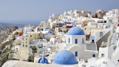 Řecký ostrov Santorini je mezi turisty velmi populární.