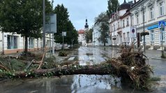 Voda z Krnova přes noc zmizela. Stojím suchou nohou u náměstí. Funguje tu i signál. Akorát neteče voda z kohoutku. Nejde elektřina.