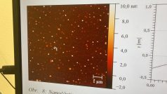 Snímek grafenových destiček z mikroskopu atomárních sil