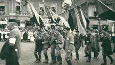 Sokolové na fotografii z roku 1938. V Hlučíně u hotelu Slezan.