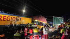 Osobní vlak RegioJet, který jel směrem na Slovensko, narazil čelně do nákladního