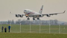 Letoun Iljušin 96-300 vzlétl po 17.20 a zamířil do Moskvy na letiště Vnukovo.