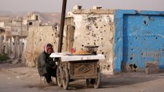 Obchodník z předměstí Damašku čeká na zákazníky (březen 2021)