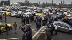 Stovky taxikářů protestovaly v centru Prahy.