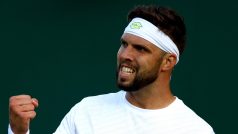 Tenista Jiří Veselý během utkání ve Wimbledonu proti Sebastianu Kordovi