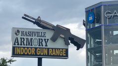 Získání zbraně je v Tennessee extrémně snadné. Potvrdil to i prodavač v obchodě se zbraněmi v Nashvillu