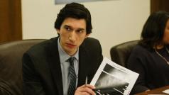 Adam Driver jako Daniel J. Jones ve snímku The Report