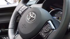 Automobil Toyota, znak na volantu (ilustrační foto)