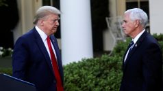 Trump i Mike Pence zároveň čelí kritice, že nenosí roušky, přestože k tomu federální vláda a zdravotní úřady lidi opakovaně vyzývají