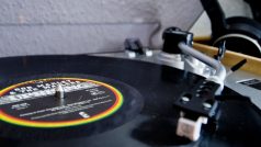 Gramofonová deska neboli gramodeska, známá těž jako vinylová deska nebo prostě jen vinyl