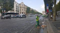 Po večerních oslavách zůstaly na Champs-Élysées tuny odpadků. S košťaty, lopatami a fukary se na ně vrhli uklízeči v zelenožlutých uniformách.