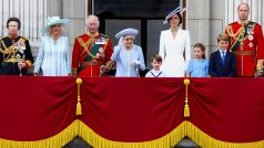 Princezna Anna, Camilla, vévodkyně z Cornwallu, princ Charles, britská královna Alžběta II., Catherine, vévodkyně z Cambridge a její děti - princ Louis, princezna Charlotte a princ George a princ William na balkoně Buckinghamského paláce