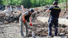 Spoušť po výbuších. Zbytky odklízejí policejní pyrotechnici