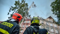Střecha českotěšínské školy vzplála ve středu, hasiči ji stále dohašují