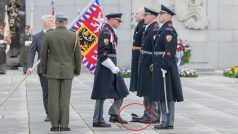 KOLÁŽ Prezident Petr Pavel omylem srazil čepici vojákovi Hradní stráže