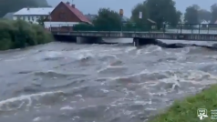 Řeka Bělá se v Mikulovicích a České Vsi na Jesenicku vylila z koryta