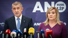 Předseda hnutí ANO Andrej Babiš a Alena Schillerová na tiskové konferenci ve Sněmovně