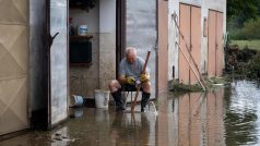 Úklid po ničivých povodních v obci Zátor, která leží kousek od Krnova