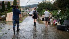 Úklid po ničivých povodních v obci Zátor, která leží kousek od Krnova