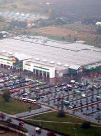 Hypermarket s parkovištěm