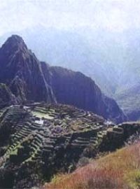 Machu Picchu. Z tohoto pohledu má prý město tvar ležící pumy.