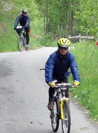 cyklisti sjíždějí po asfaltové cyklostezce