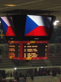 Česká vlajka nad hokejovým stadionem v Turíně