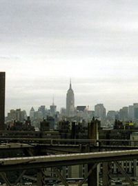 Pohled na Empire State Building z Brooklynského mostu