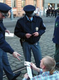 policisté kontrolují totožnost