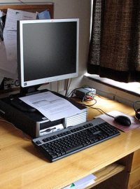 počítač na stole