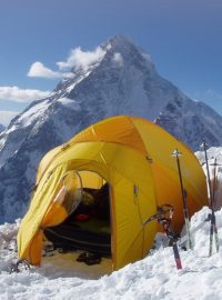 Třetí výškový tábor na Broad Peaku (v pozadí K2)