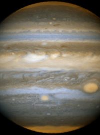 Bouřlivá atmosféra Jupiteru se dvěma rudými skvrnami