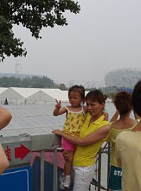 Domácí i zahraniční návštěvníci LOH fotografují  olympijský Peking