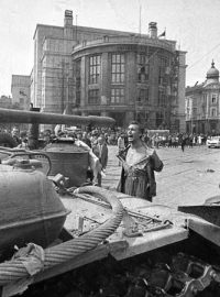 Slavná fotografie Muž s odhalenou hrudí před okupačním tankem (Bratislava, 21. srpen 1968)