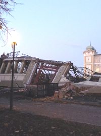 Trosky z levého křídla Průmyslového paláce