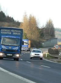 Kamion na dálnici D8 u Řehlovic na Ústecku