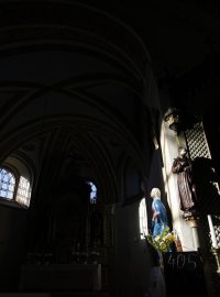 Postranní oltář v kostele Nanebevzetí Panny Marie