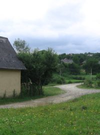 Za chrámem sv. Mikuláše v Boroňavu