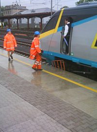 V Kolíně najelo pendolino na drážní vozík, který vítr smetl do kolejiště