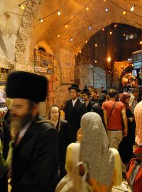 Židé procházejí muslimskou čvrtí