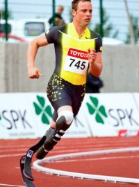 Běžec Oscar Pistorius se speciálními protézami nohou