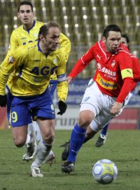 Teplický Pavel Verbíř a plzeňský Pavel Horváth v souboji o míč. Foto: František Bílek